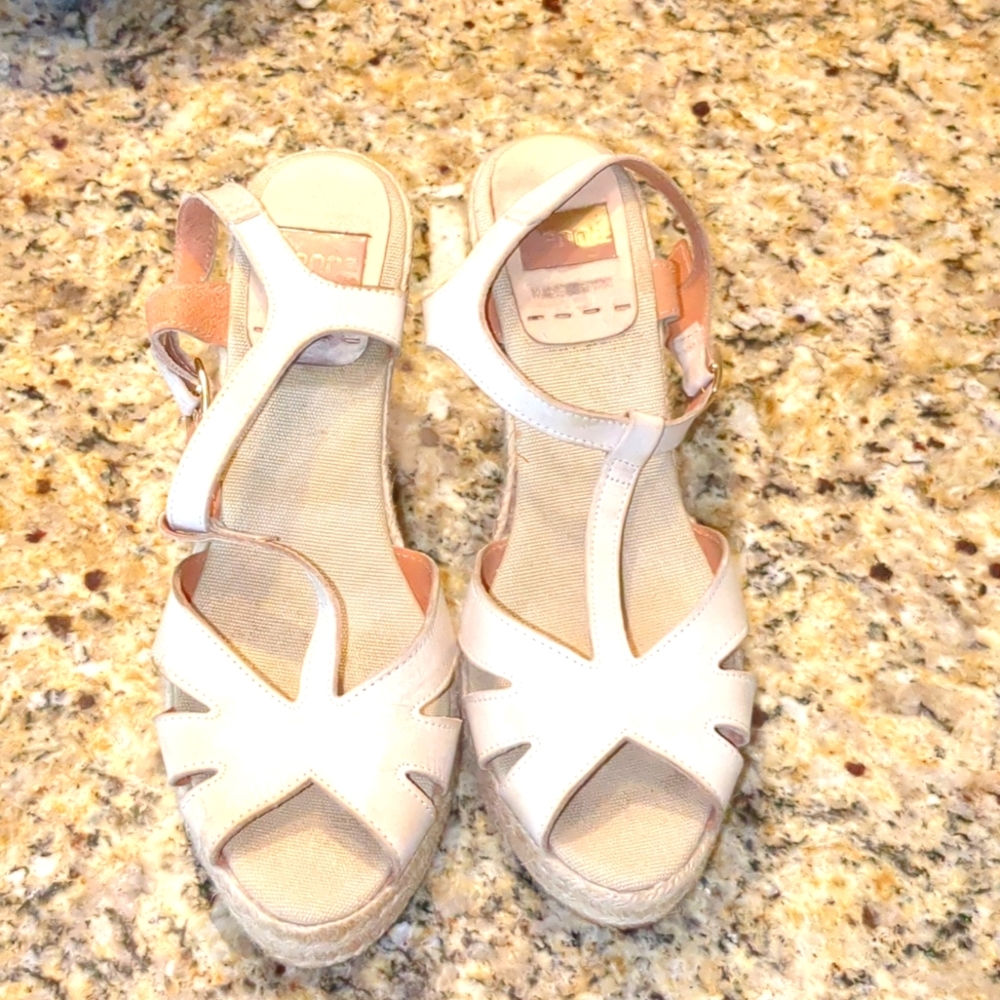 Kanna leather wedges